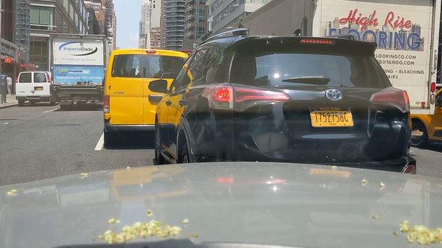 NYC Drive: Midtown traffic in a Ford Crown Victoria смотреть онлайн