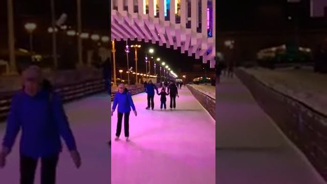 На катке, делаем ласточку смотреть онлайн