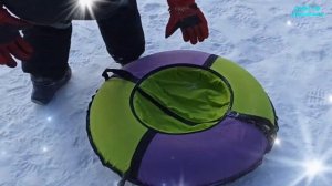 Детские зимние горки в овраге лесопарка в Мытищах.Традиционная забава русской зимы, катание с горок