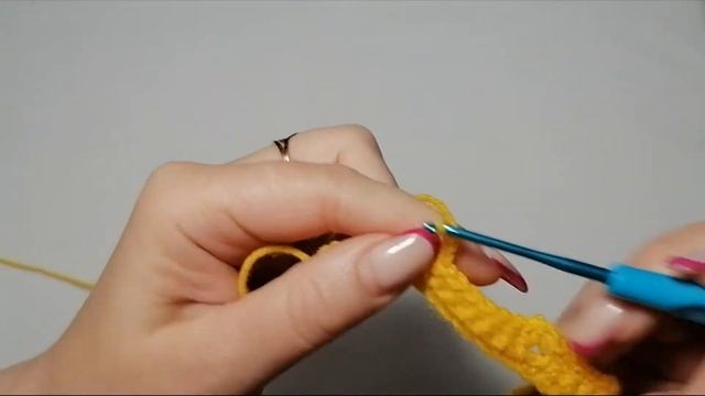 Как вязать платье для куклы крючком.1 часть Платье с рюшами крючком для Паолы Платье связано крючко смотреть онлайн
