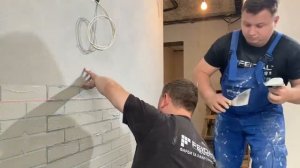 Сделай САМ  Как нанести кирпичи на стену через трафарет