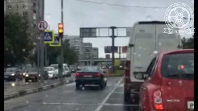 Нарушил ли водитель зеленой машины ПДД на Московском пр-те в Калининграде? смотреть онлайн
