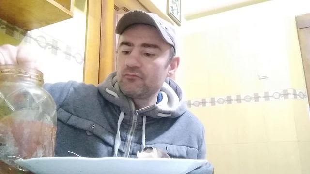 ПОУЖИНАЛ СЕЛЕДКОЙ И КВАШЕНЫМИ ОГУРЦАМИ А ЗАПИЛ МОЛОКОМ 🙂❗ смотреть онлайн