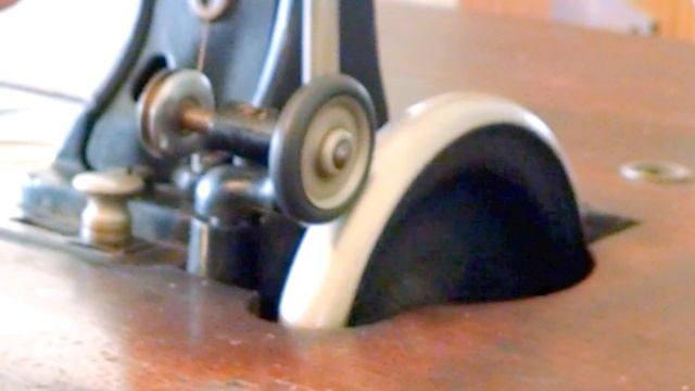 How to Wind Bobbin on an Antique Wheeler & Wilson No. 8 Treadle Sewing Machine and Thread Case смотреть онлайн