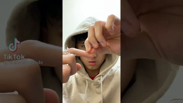 Вырвал заусенец 😰😰🤣 смотреть онлайн