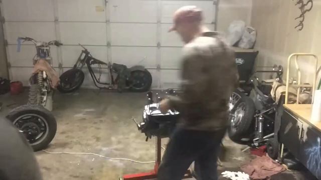 CB750 bobber build PT2 (engine assembly) смотреть онлайн