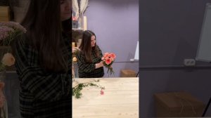 Мастер-класс по флористике. Сборка круглого букета. Из роз и ранункулюсов
