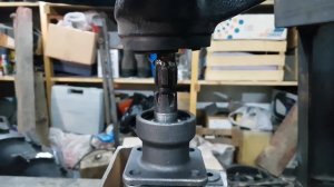 Установка рулевой колонки и насос-дозатора на минипогрузчик.