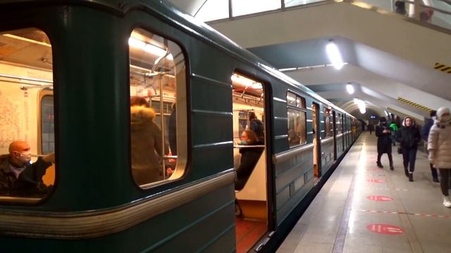 Электропоезд 81-717/714.5 "Номерной" на станции метро Динамо, Замоскворецкая линия смотреть онлайн