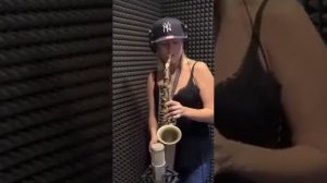 "медляк" на саксафоне играет красивая девушка.