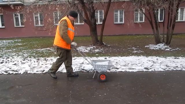 Обработка тротуаров антигололедным реагентом смотреть онлайн