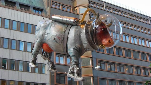 Скульптура Корова в скафандре. Стокгольм, Швеция. смотреть онлайн