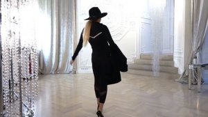 Как правильно демонстрировать одежду на подиуме?