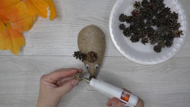 ОСЕННИЕ ПОДЕЛКИ. ПОДЕЛКИ из ПРИРОДНОГО МАТЕРИАЛА в детский сад. ОСЕННЯЯ КОМПОЗИЦИЯ " ЕЖИК " смотреть онлайн