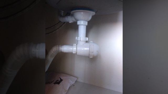 Соседка жаловалась, вода плохо уходит, заглянул... смотреть онлайн