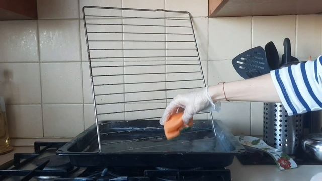 Как отмыть решетку духовки от жира и нагара за 5 минут: необычный способ смотреть онлайн