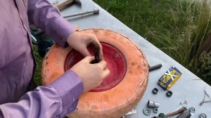 Замена подшипников колеса садовой тележки своими руками? и молотком?