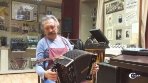 Геннадий Васильев на гармони русского строя