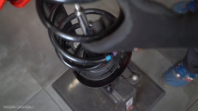 Ako vymeniť vzperu predného tlmiča na NISSAN QASHQAI (J10, NJ10) [NÁVOD AUTODOC] смотреть онлайн