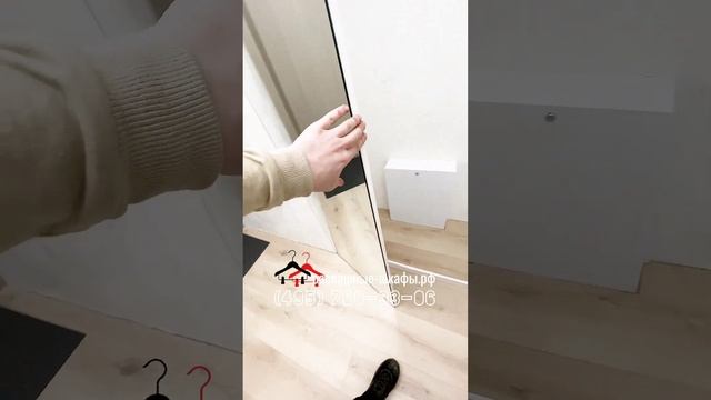 Зеркальные распашные двери для встроенного шкафа в нише коридора прихожей, изготовление на заказ. смотреть онлайн