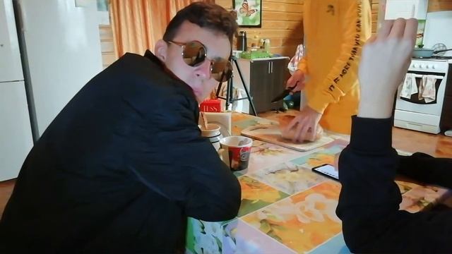 Злой ужин- как нарезать хлеб (с подпищиком) смотреть онлайн