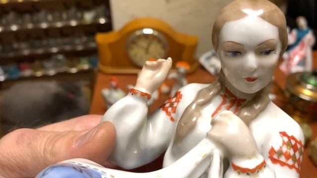 Две девицы под окном пряли поздно вечерком, а потом их продали в антикварный магазин! смотреть онлайн