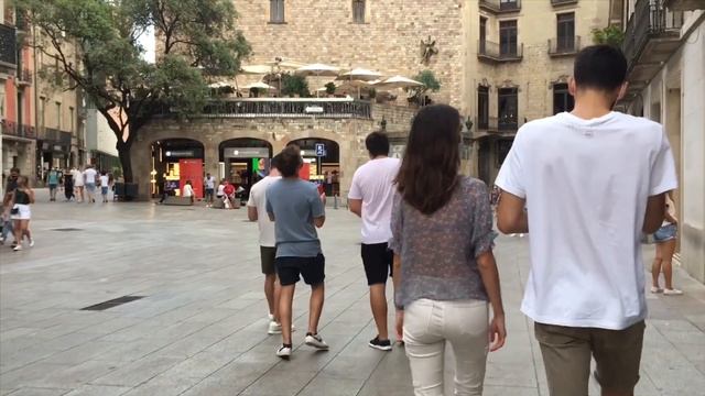 Barcelona Walk Tour: Portal de l’Angel to Barcelona Cathedral | Street Musicians смотреть онлайн