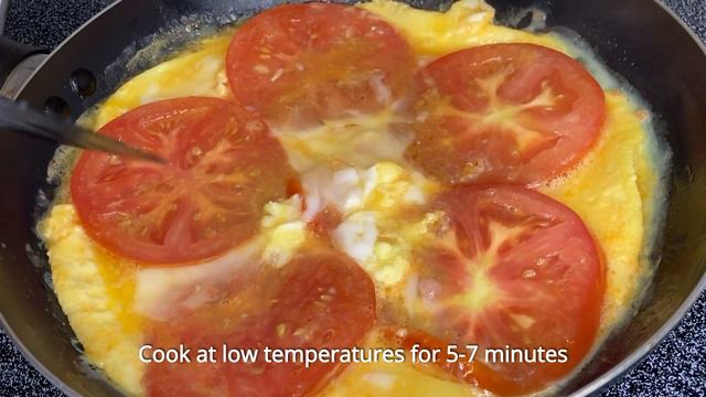 Super Easy TOMATO CHEESE Omelette Pizza Style!! Delicious Perfect Breakfast RECIPE! смотреть онлайн