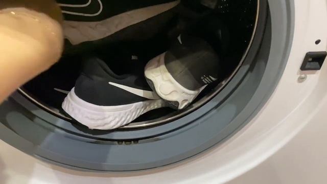 КРОССОВКИ ВОНЯЮТ, как ПОСТИРАТЬ кроссовки в стиральной машине, ЛАЙФХАК смотреть онлайн