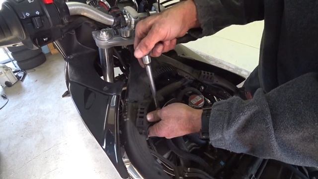 Как менять свечи Suzuki Bandit 1250. How to change the Spark Plugs смотреть онлайн