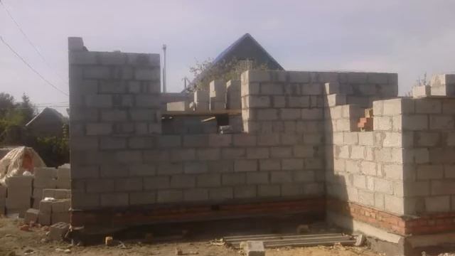 кладка стен из керамзитобетонных блоков и монтаж крыши смотреть онлайн