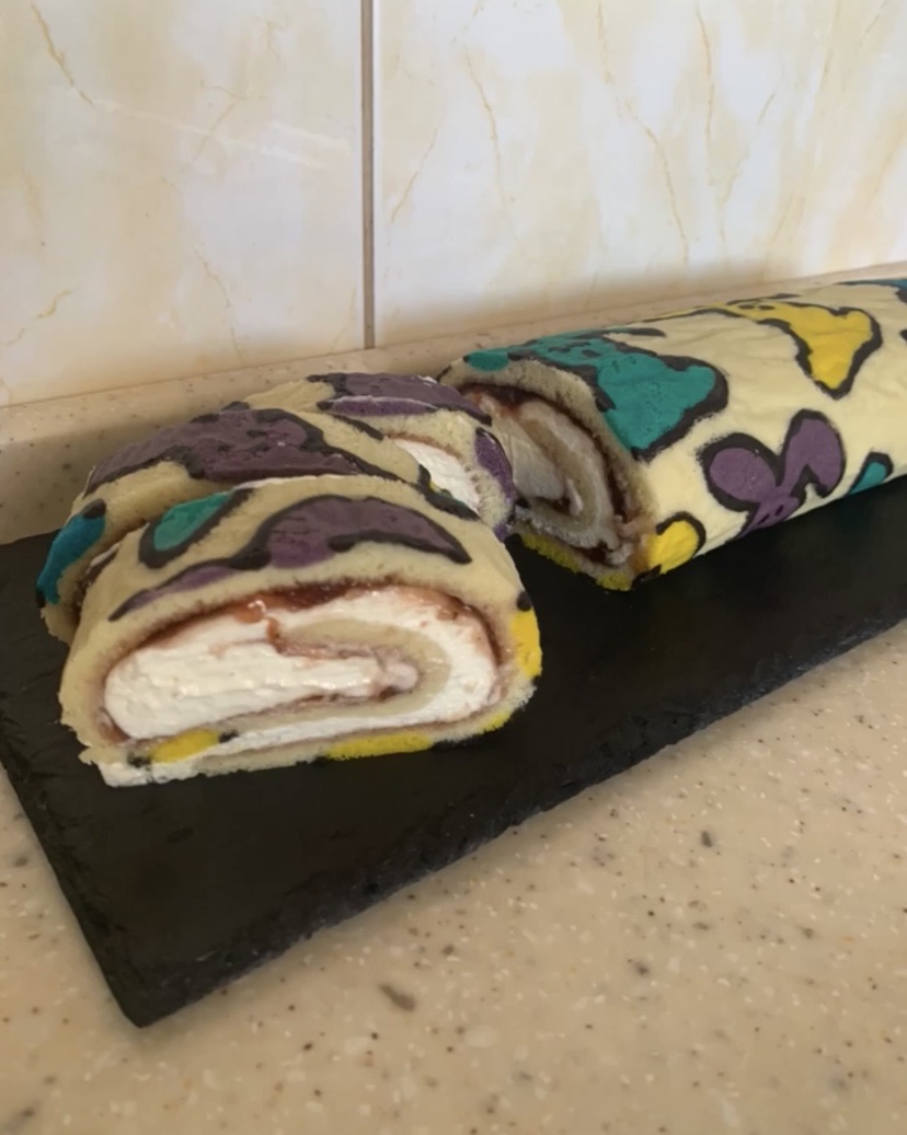 Бисквитный рулет с творожным кремом и джемом смотреть онлайн