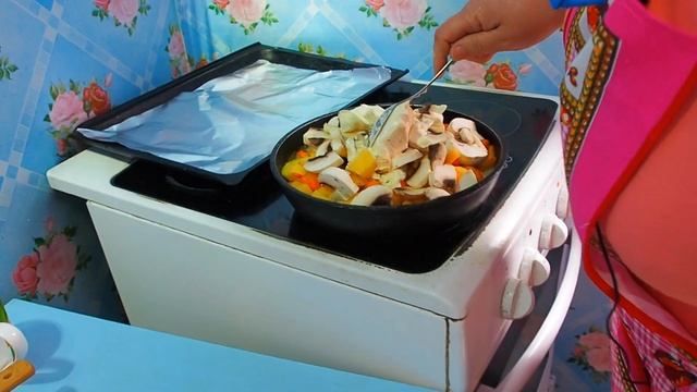 Жаркое томленое в собственном соку с овощами и мясом на сковороде, все как я люблю вместе с мужем смотреть онлайн