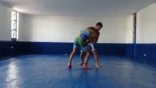 Бросок скручиванием (Прогиб) захватом туловища и шеи смотреть онлайн