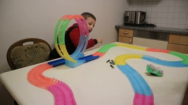 гибкий трек со светящимися машинками/ Twister Track Neon Glow подарок от бабы и деда на день рожден смотреть онлайн