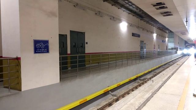 Bangalore Metro | 6 coach train entering Platform 2 at Majestic смотреть онлайн