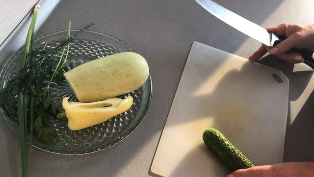 Овощной суп на сметанном бульоне/полезный и легко готовить/с кабачками и огурцами смотреть онлайн