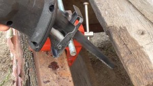 А пила то, пилит. Нужно полотно поменять. Сабельная пила DEKO.