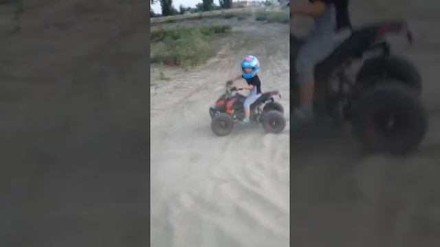 Детский квадроцикл. смотреть онлайн