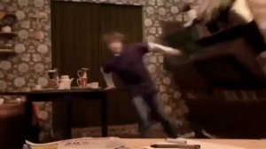 на мальчика упал шкаф НО! В РАЗНЫХ ВЕРСИЯХ!