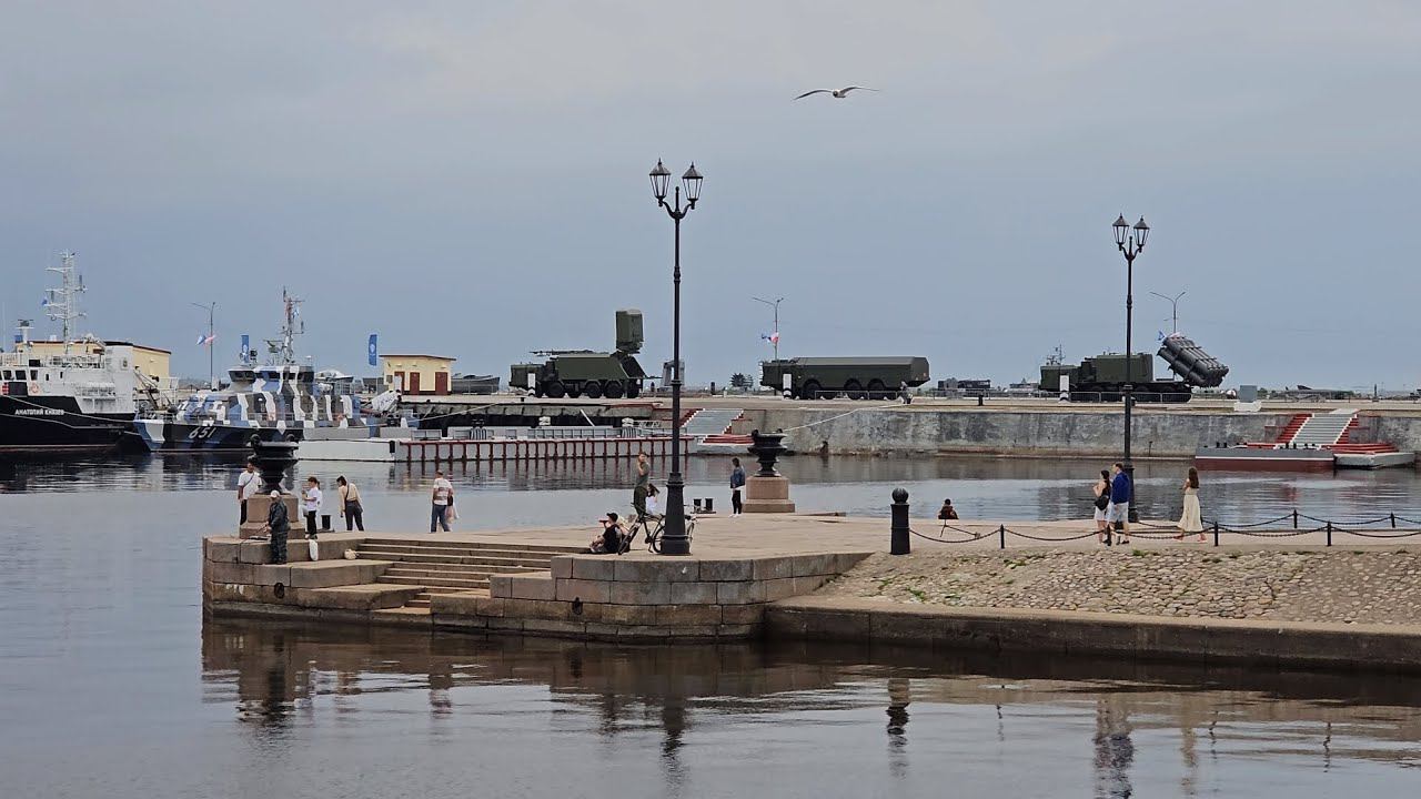 Петровская пристань в Средней гавани Кронштадта. 22.06.2023 г. смотреть онлайн