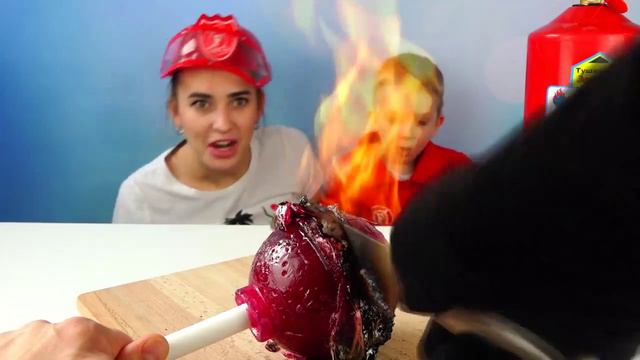 РАСКАЛЕННЫЙ НОЖ VS ГИГАНТСКИЙ ЧУПА ЧУПС ! Glowing 1000 degree Knife vs Giant Chupa Chups Lollipops смотреть онлайн