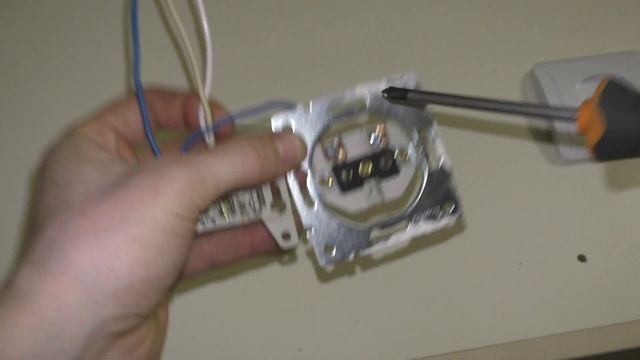 Как подключить одну и более розеток от одного провода смотреть онлайн