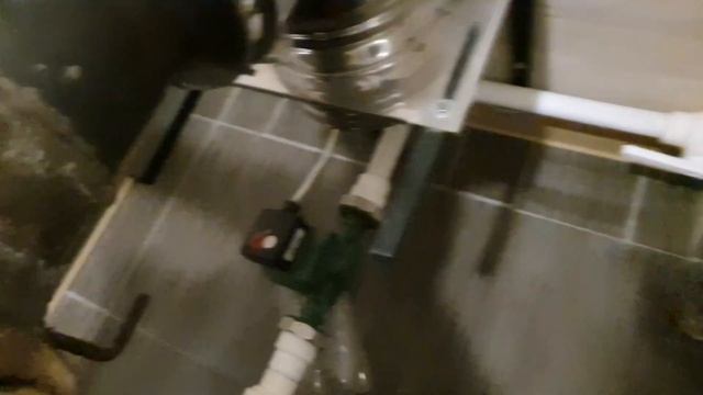 Спасаем летучую мышь, из дымохода. смотреть онлайн