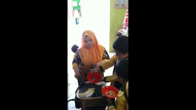COOKING CLASS KEGIATAN KREATIF TEMA KEBUTUHAN SUB TEMA MAKANAN KB TK AR ROSYID GANTING GEDANGAN смотреть онлайн