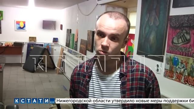 Неадекватный мужчина бросался на прохожих, покусал сотрудников студии,устроил там погром и лег спат смотреть онлайн