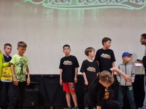 04.07.2022 был на концерте у внука в летнем брейк-данс лагере. Мальчишки 9-11 лет выступили оч.mp4