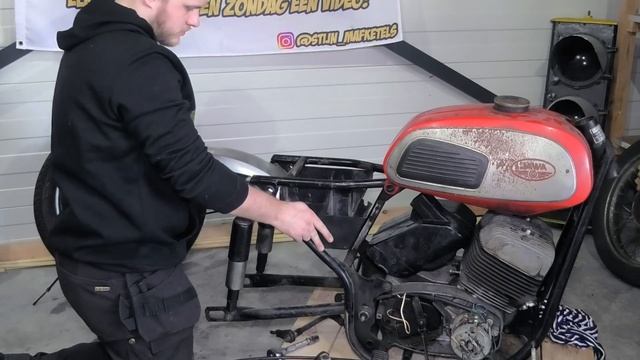 Waarom mijn JAWA 350cc 2Takt GESLOOPT is (en HOE we het Oplossen) смотреть онлайн