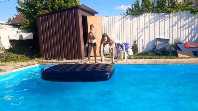 Прыгают скоььзят по матрасу в бассейне смотреть онлайн