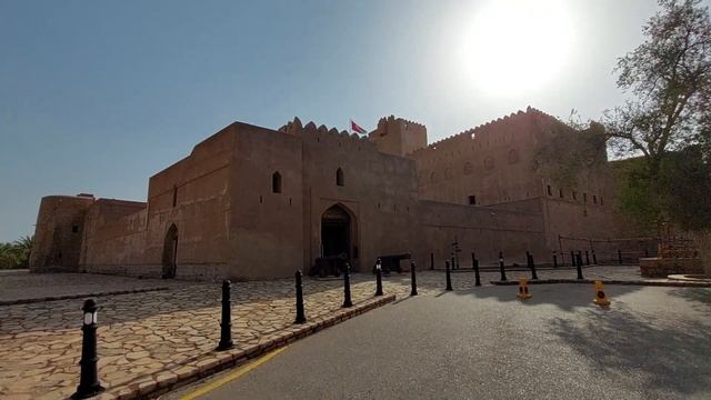 Султанат Оман: пятничная ярмарка в Низве, громадная крепость Бахла, оазисы и горные вершины / Oman смотреть онлайн